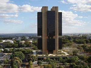 A taxa de juros vai cair? Não cometa esse erro nos seus investimentos Sílvio Crespo