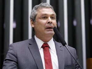 Lindbergh: Governo não tem como substituir IOF sem cortar no orçamento