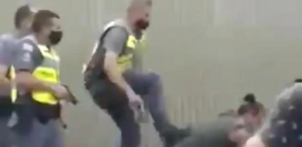 PM afasta policial flagrado agredindo mulher no centro de São Paulo