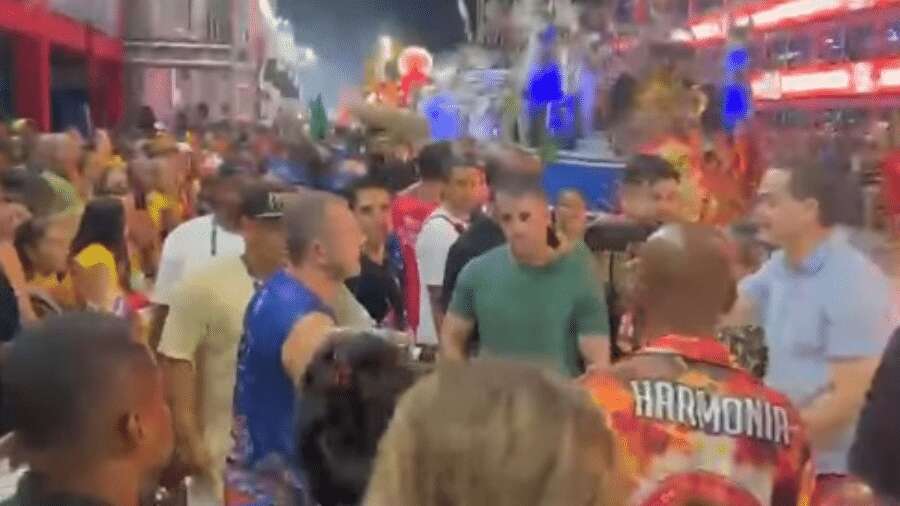 Prefeito de Vitória (ES) é agredido durante desfile de escola de samba