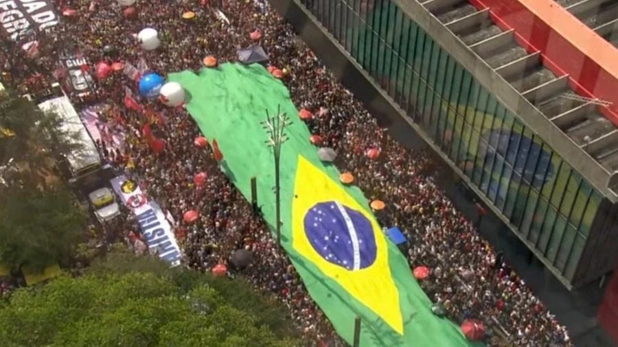 Bolsonarismo e centrão chutam seus próprios traseiros nas ruas Josias de Souza