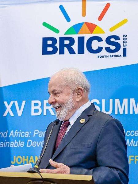 Brasil evitará politizar desdolarização no Brics, mas não abandona objetivo Jamil Chade