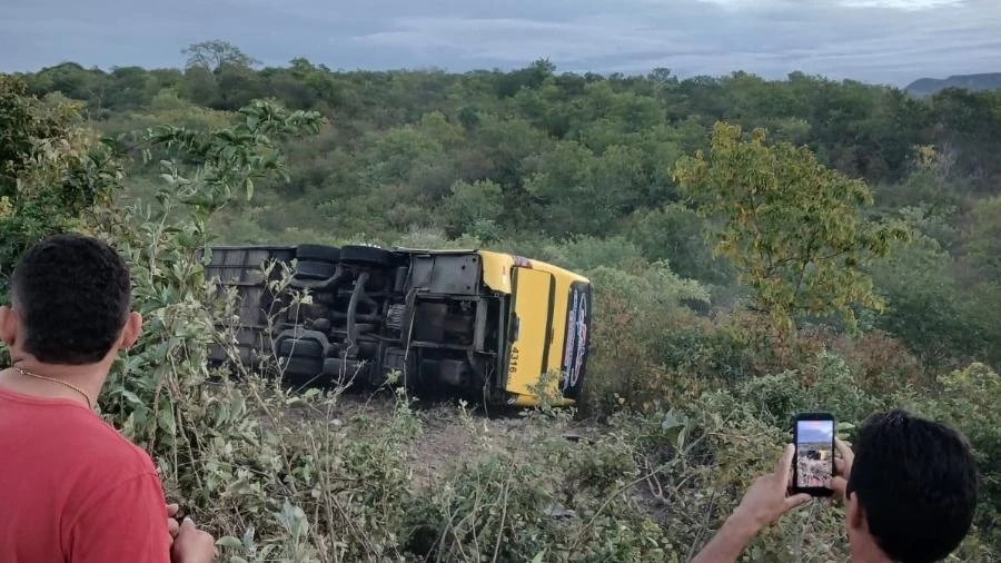 Acidente com ônibus de romeiros deixa dois mortos e 21 feridos no Ceará