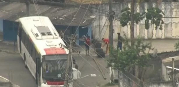 Operação no RJ tem suspeito morto, barricadas, confrontos e um preso