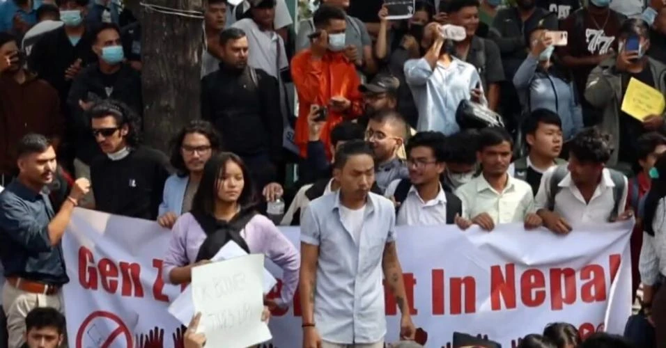 Gen Z do Nepal vai às ruas contra bloqueio 26 redes sociais; repressão deixa 19 mortos