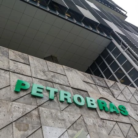 Petróleo mais barato abre margem para queda do preço de combustíveis Amanda Klein