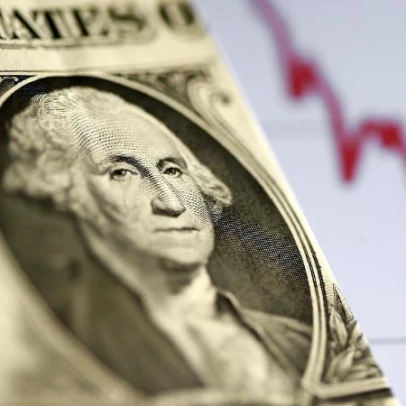 Dólar recua, com olhares voltados aos desdobramentos do 'tarifaço'