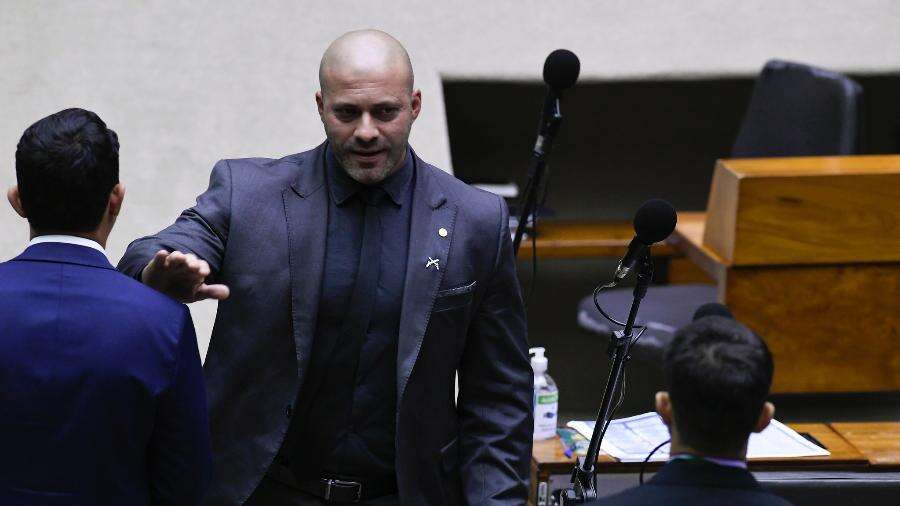 Moraes põe vida de Silveira 'em risco' ao pedir entrega de arma, diz defesa