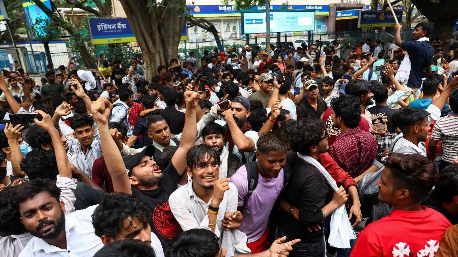 Ministro da Educação da Índia renuncia após 'protesto das baratas'