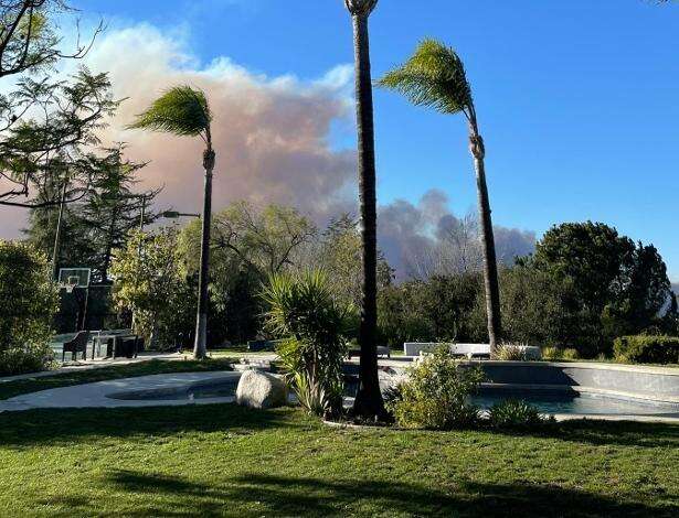 Novo foco de incêndio se espalha para a região de Calabasas, uma das cidades mais ricas dos EUA