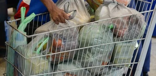 Cesta básica fica mais barata em 11 capitais; diferença entre cidades assusta