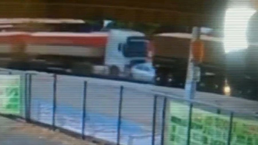 Mulher sobrevive após ter carro esmagado por duas carretas: 'Renasci'