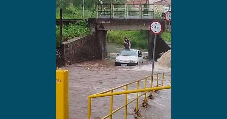 Motorista é resgatado após ficar ilhado em Limeira