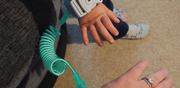 Mãe defende travas de pulso para manter filhos protegidos de sequestros