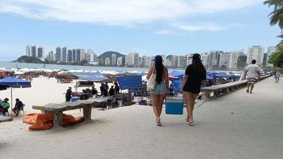 'Parece pandemia': álcool e comida caseira viram kit básico em praias de SP