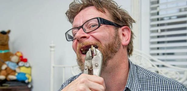 Sem dentista, homem extrai os próprios dentes e usa cerveja de 'anestésico'