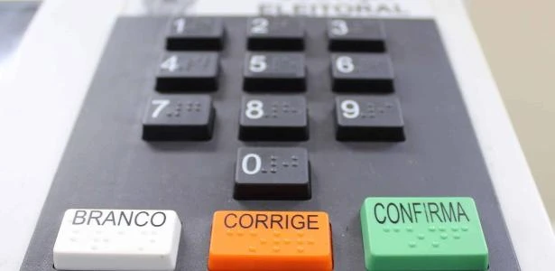 Bolsonaristas querem a volta do voto impresso e é melhor atendê-los
