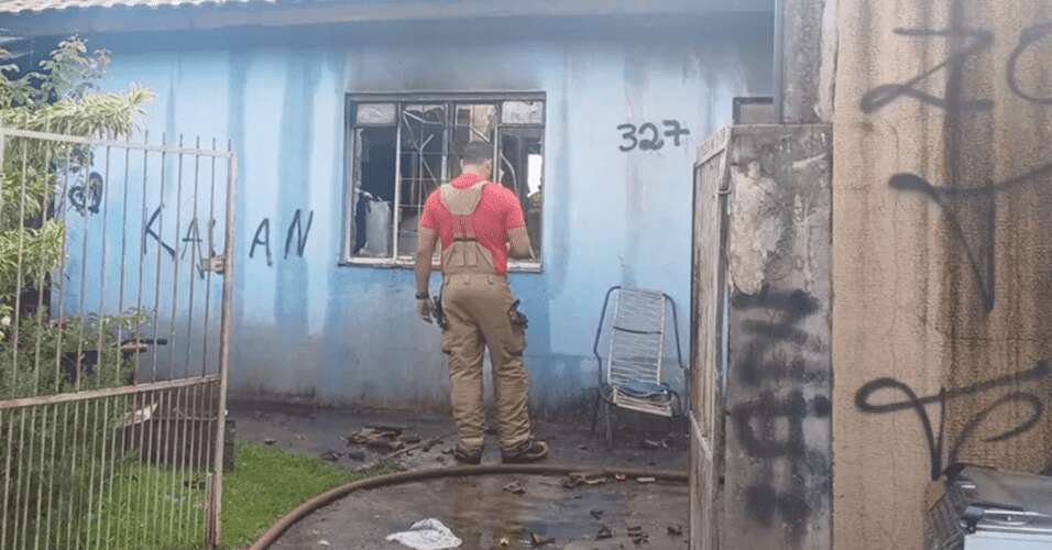 Casa é incendiada com três crianças sozinhas em Londrina; população se revolta