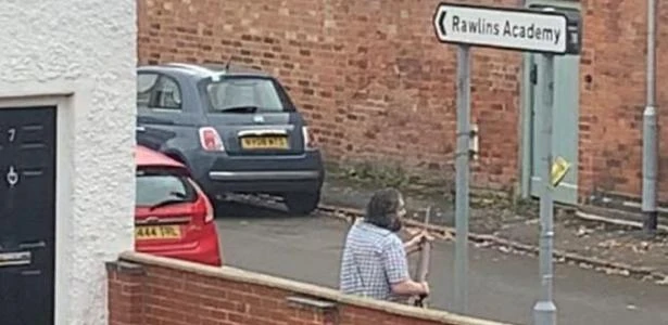 Homem mira rifle em porta de escola e polícia o detém com balas de borracha