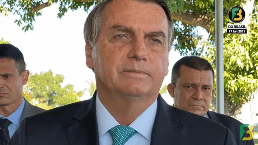 Bolsonaro volta a atacar PT e diz 'pagar a conta' da gestão Lula e Dilma