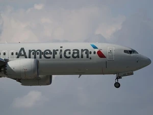 Comissário errou ao derrubar mulher que tentou entrar em cabine de avião?