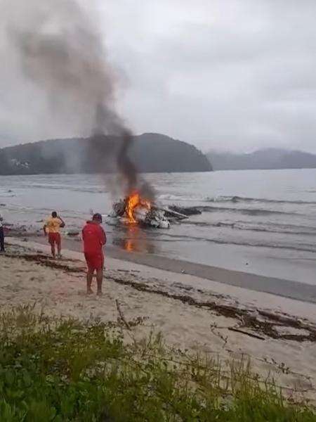 Veja momento que avião sai da pista, explode e cai no mar em Ubatuba