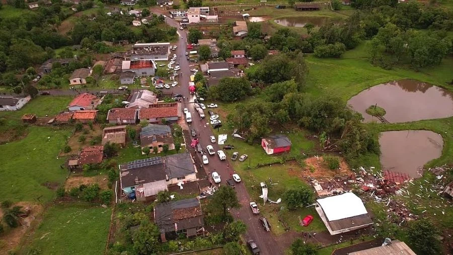 Tornados atingem Santa Catarina, que têm apagão e casas destelhadas