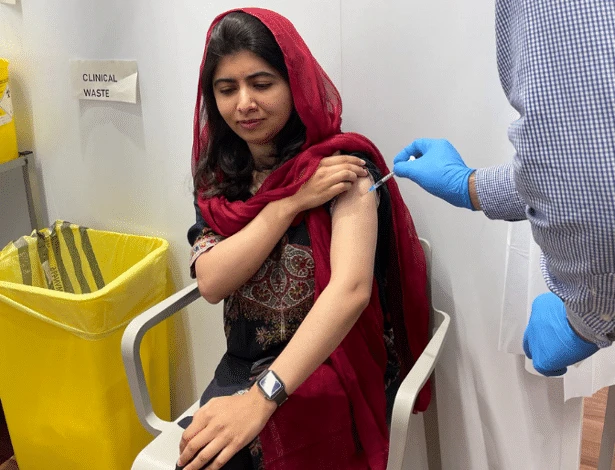 Aos 23 anos, Malala Yousafzai é vacinada contra a Covid-19