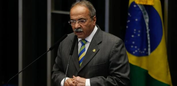 Barroso determina afastamento de senador pego com dinheiro na cueca
