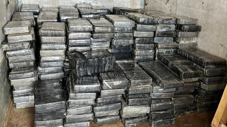 Caminhoneiro é preso com 3 toneladas de maconha em rodovia na Grande SP