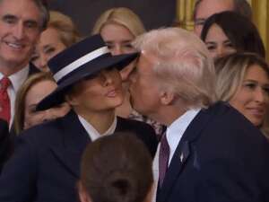 'Tentativa de beijo' de Trump em Melania vira meme nas redes sociais