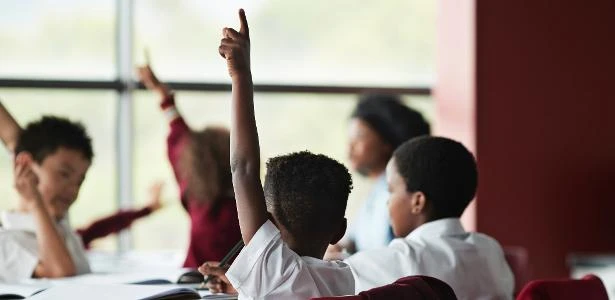Deputados aprovam projeto que tira R$ 1,4 bilhão da educação para obras