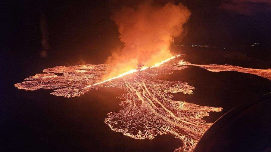 Polícia tenta afastar curiosos de lava de vulcão na Islândia