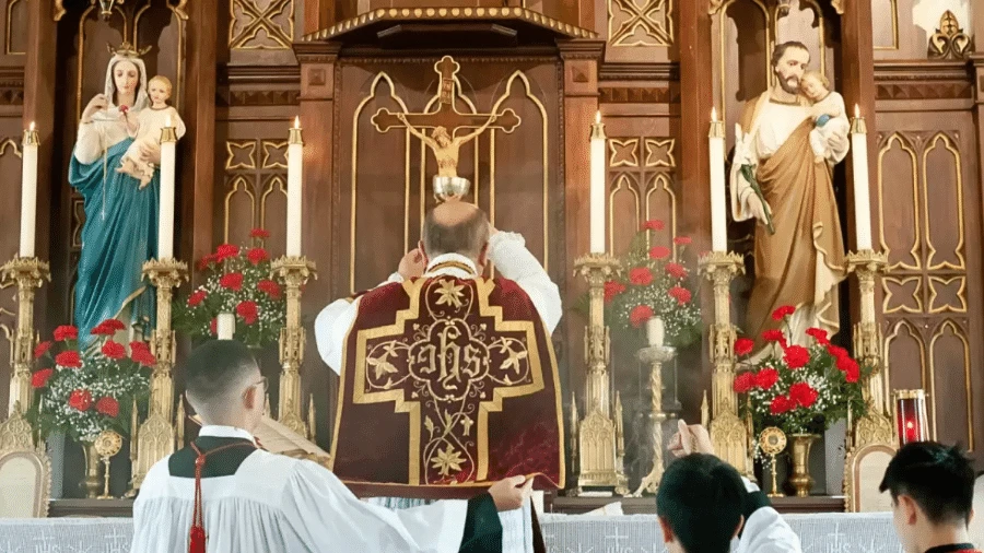 O que é a fraternidade que desafia o papa e está ameaçada de excomunhão