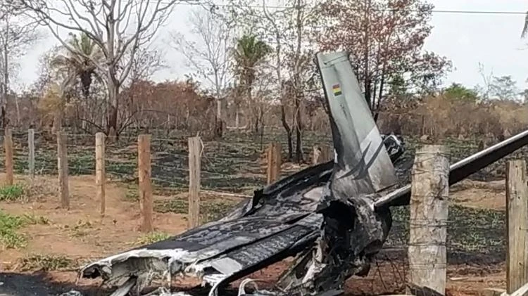 Avião boliviano bate em poste, pega fogo e piloto morre na fronteira de MT