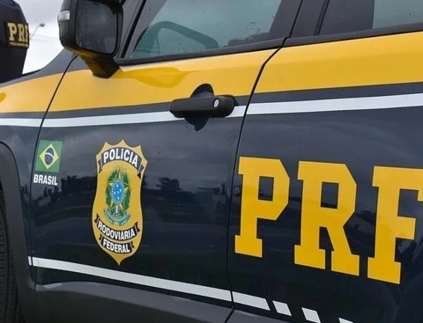 Viatura colide com carro de passeio durante perseguição e três agentes da PRF morrem no RJ