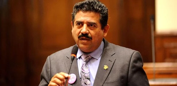 Após impeachment, Manuel Merino assume presidência do Peru e garante novas eleições em 2021