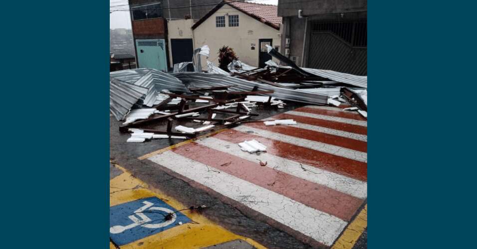 Vídeo: telhado de escola desaba após forte chuva em Várzea Paulista