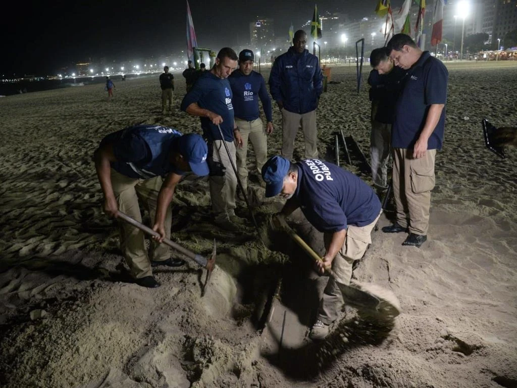 Seop apreende três toneladas de ferragens e objetos ilegais na orla de Copacabana