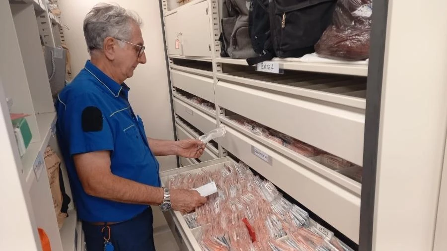 Dentadura, documentos e raridades: como o Metrô devolve objetos perdidos