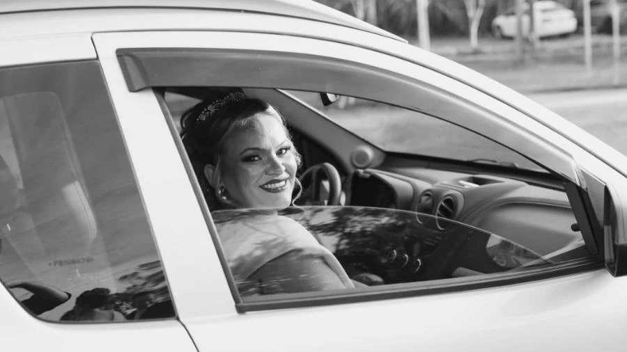 Ela paquerou noivo em velórios e entrou no casamento de carro funerário