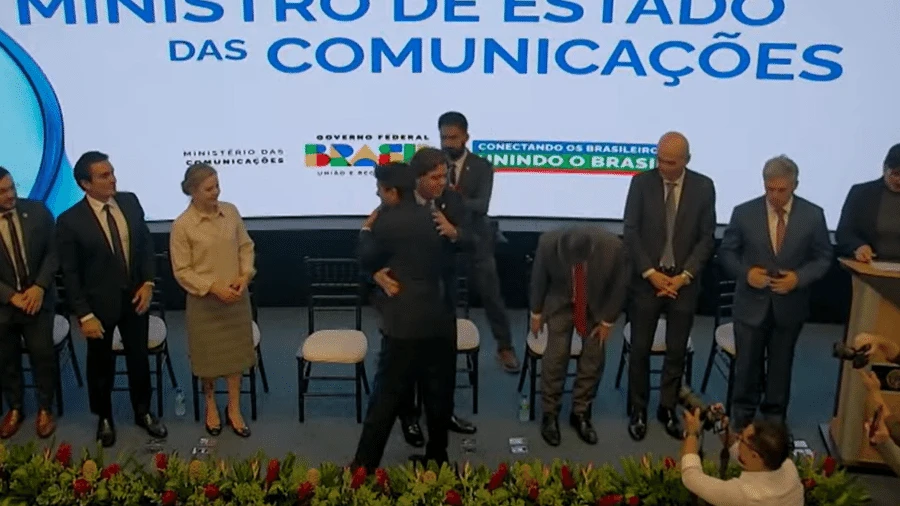 Posse de ministro da Comunicações tem centrão em peso e afagos a Juscelino