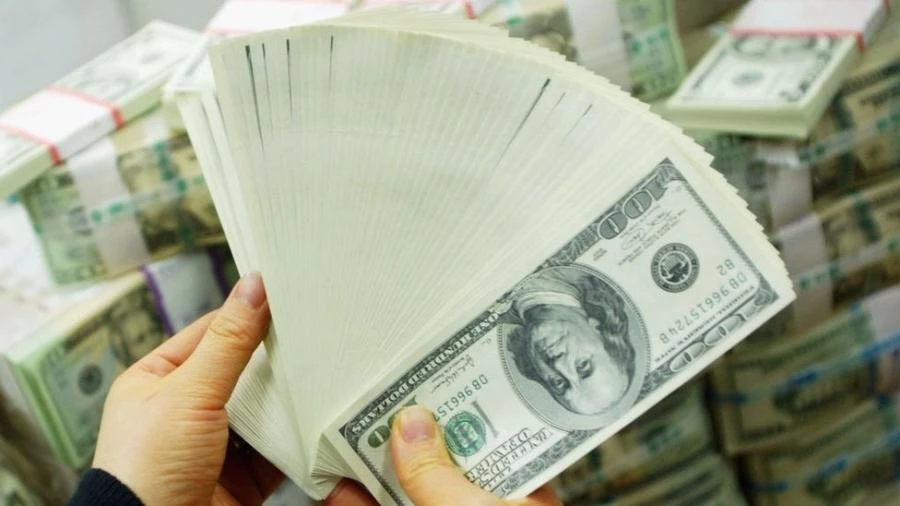 Por que dólar caiu agora abaixo de R$ 5 no Brasil?