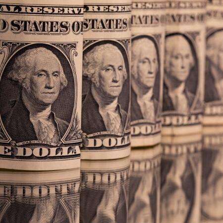 Dólar abre o dia em queda com expectativa por leilões de US$ 7 bilhões