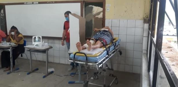 Eleitora cai, é atendida pelo Samu e vota deitada em maca em Salvador
