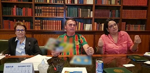 Bolsonaro volta a criticar PCdoB e Dino e questiona voto em Manuela D'Ávila