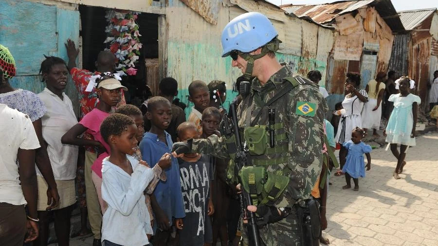 Inglês fluente e simulações de guerra: como o Brasil forma soldados de paz