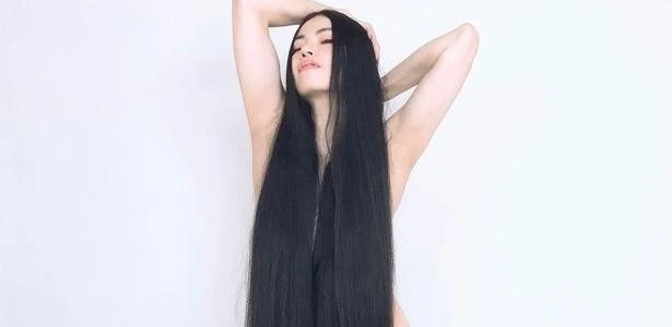 Rapunzel da vida real tem cabelo maior que o corpo e responde a 'haters'