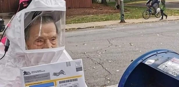 Coronavírus: Mulher de 102 anos usa traje de proteção para ir votar nos EUA