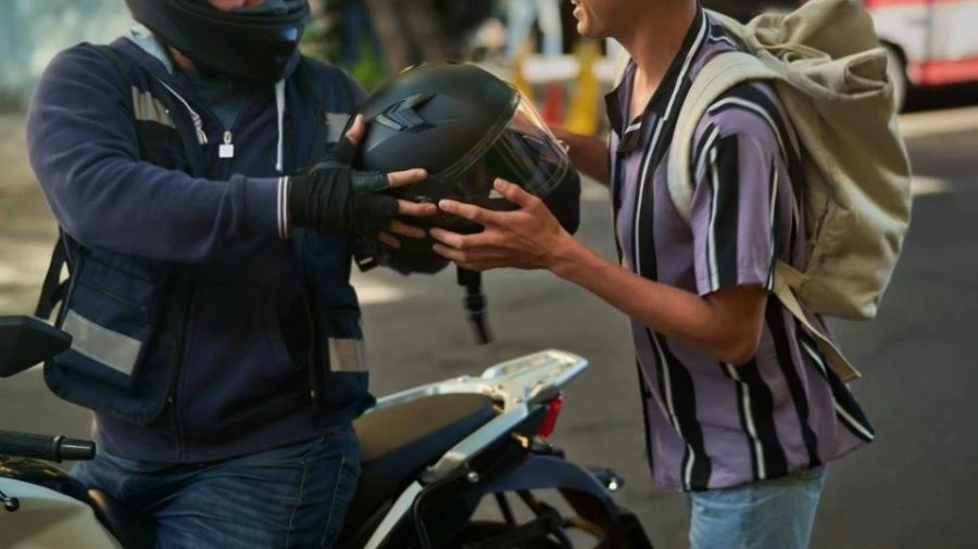 Justiça suspende decisão e volta a proibir Uber Moto em São Paulo